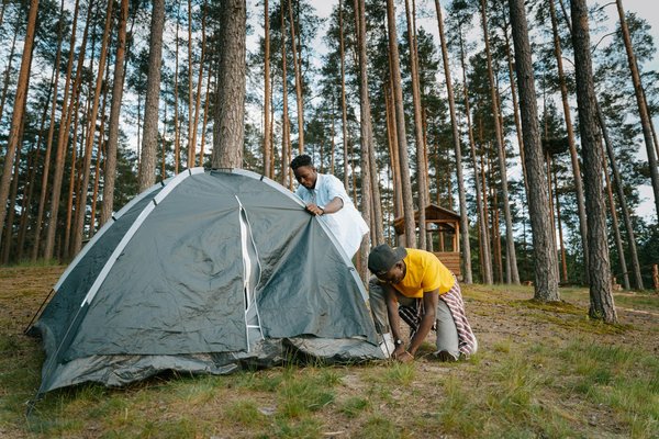 Quels sont les équipements indispensables pour un camping en région de steppe en automne ?